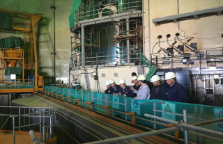 “万”千工程｜102大修完善收官，，，，，，，起重堆芯吊装华美转身